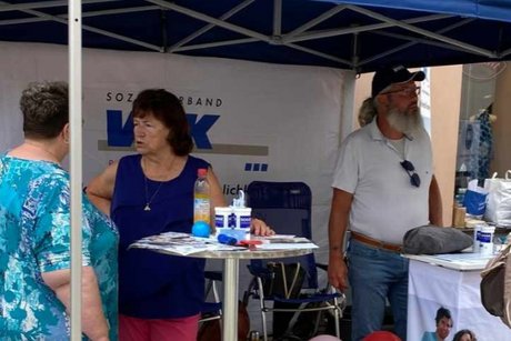 Das Bild zeigt den Infostand des VdK auf dem Traunsteiner Stadtplatz beim Tag der Vereine