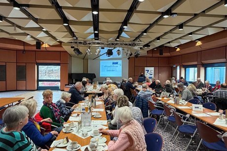 Voller Saal in der kleinen Paul Metz Halle