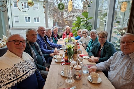 11 Personen sitzen im Halbkreis im Cafe St&auml;rkls