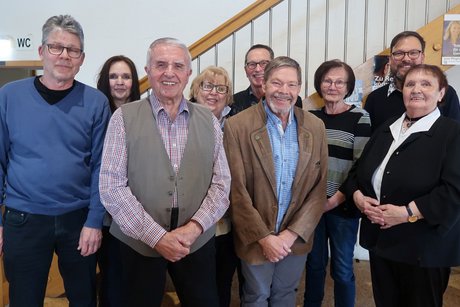 Bild der Ortsvorstansdschaft mit dem Kreisgesch&auml;ftsf&uuml;hrer. V. l. Manfred Kastl, Elisabeth Moor, Stefan Moor, Roswitha Ostermair, Johann Doll, Bernhard Brandl, Maria Widmann, Danny Machne, Erika Moor