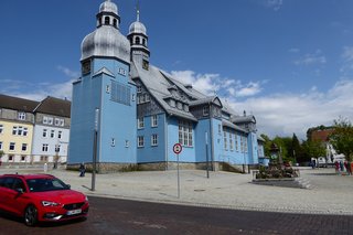 freistehende Holzkirche in Blau