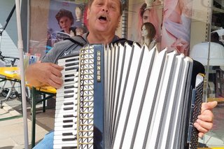 Abgebildet ist der Musiker Toni Holhut