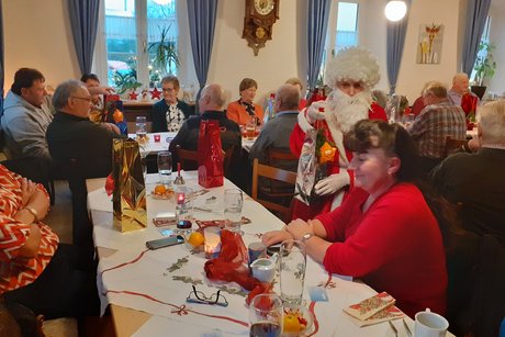 Nikolaus beim Geschenkeverteilen