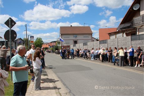 Bild zeigt wartende Zuschauer am Stra&szlig;enrand links und rechts