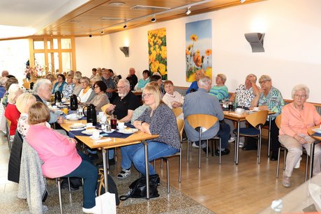Das Foto zeigt einen Gro&szlig;teil der eingeladenen VdK-Mitglieder.