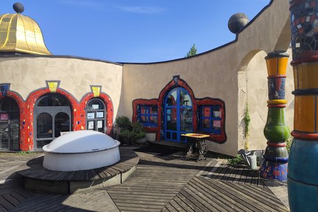 Die Dachterrasse des Hundertwasser-Kunsthauses in der Schweiz mit seinen runden und bunten Formen und Farben.
