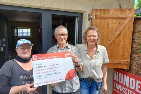 Von links: Tina, Bernd, und Marion Kellberger (3 ehrenamtliche Mitarbeiter) Von links: Tina, Bernd, und Marion Kellberger (3 ehrenamtliche Mitarbeiter)