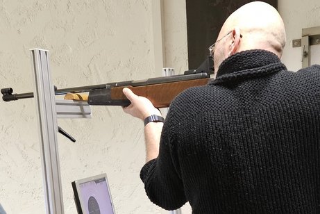 ein Mann mit Luftgewehr im Anschlag