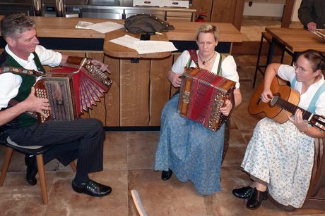 Die drei Musikantinnen /Musikanten der Heubodenmusi spielen Weisen