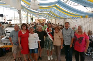 Gruppenbild der Vorstandsmitglieder des VdK Nürnberg-West auf dem Seniorennachmittag am Herbstvolksfest in Nürnberg