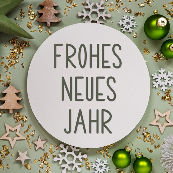 Grafik mit weihnachtlicher Deko und dem Text &bdquo;Frohes Neues Jahr&ldquo;.