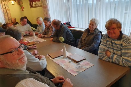 Teilnehmer beim Karpfenessen in Trailsdorf