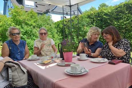Im Garten des Cafés Kaffee und Kuchen im Garten