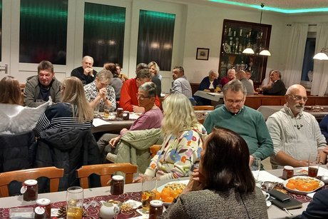 Personengruppe an einem Tisch