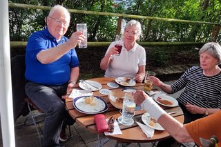 Zusammen im Biergarten