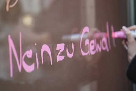 Nein zu Gewalt Hand mit Stift schreibt nein zu Gewalt