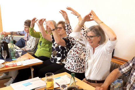 Ein Teil der Vorstandschaft zeigt den Anwesenden welche Bewegungen bei welchen Textpassagen n&ouml;tig sind. So z. B. bei dem Lied 1000 mal belogen.