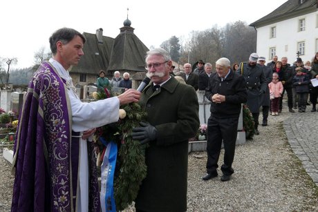 Pfarrer Wernher Bien und Ludwig Wetzelsberger bei Rede
