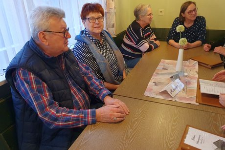 Teilnehmer beim Karpfenessen in Trailsdorf