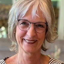 Das Foto zeigt Christine Sch&ouml;ner, die Schriftf&uuml;hrerin des Ortsverbandes Poppenhausen mit hellem Haar, Brille und freundlichem L&auml;cheln.