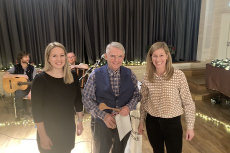 Istvan Leveszy mit Vorstandsvorsitzender Friederike von Voigts-Rhetz (r.) und Schriftf&uuml;hrerin Sina Grefe (l.) bei der Ehrung f&uuml;r 20-j&auml;hrige Mitgliedschaft.