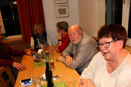 Teilnehmer beim Karpfenessen in Serlbach
