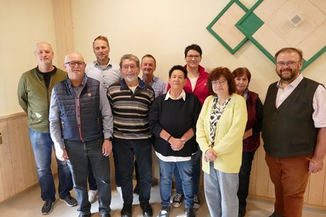 Von links: Kreisgesch&auml;ftsf&uuml;hrer Thomas D&ouml;hler, der neue Vorsitzende Konrad Federsel, Michael Brand, Otto Ackermann, Hermann Popp, Margit Stich, Martina Deubzer, Gabi Kirchberger, Maria Wopperer und 1. B&uuml;rgermeister Hans Walter. Es fehlen: Elisabeth Merkl und Markus Reindl.