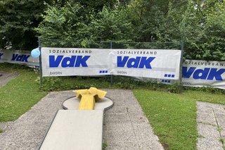 Minigolfbahn mit dem Logo des VdK Bayern