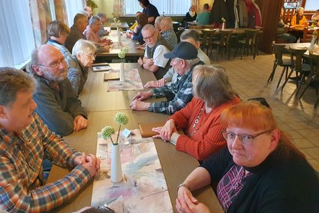 Teilnehmer beim Karpfenessen in Trailsdorf