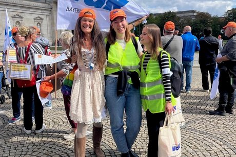Mit guter Stimmung und klarer Botschaft in München: (von links) Christa Schonunger, Antonia Unrath und Annika Wich zeigen bei der VdK-Demonstration gemeinsam Flagge für soziale Sicherheit und einen starken Sozialstaat. Mit guter Stimmung und klarer Botschaft in München: (von links) Christa Schonunger, Antonia Unrath und Annika Wich zeigen bei der VdK-Demonstration gemeinsam Flagge für soziale Sicherheit und einen starken Sozialstaat.