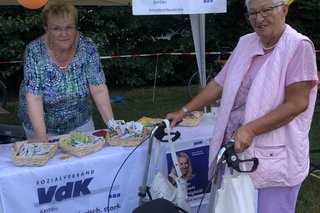 Auf dem Bild sieht man Frau Grimm zu Besuch am Infostand