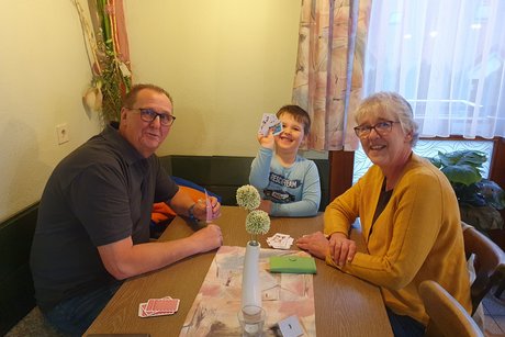 Teilnehmer beim Karpfenessen in Trailsdorf