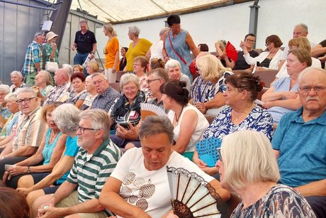 Zuschauer sitzen auf den R&auml;ngen des Festspielgeb&auml;udes in Wunsiedel