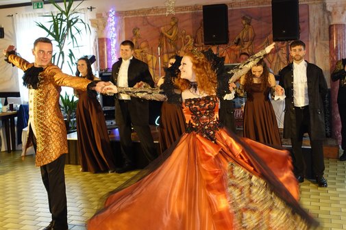 Das Prinzenpaar mit Hofstab der "Bubaria" beim VdK Waldkraiburg