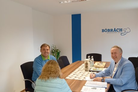 Foto(Sophia Gröller). Helmut Plenk bei der Beratung und Bürgermeister Gerd Schönberger