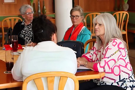 Die Vorstandsdamen unter sich: (v.l.) Maria Mack (stv. Vorsitzende), Monika van Beest (Beisitzerin), Dagmar Hellwig (Schriftführerin) und mit Rückenansicht die neugewählte Kassiererin Sonja Ritt Die Vorstandsdamen unter sich: (v.l.) Maria Mack (stv. Vorsitzende), Monika van Beest (Beisitzerin), Dagmar Hellwig (Schriftführerin) und mit Rückenansicht die neugewählte Kassiererin Sonja Ritt
