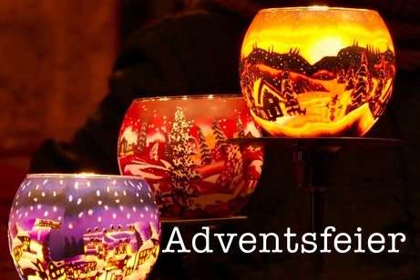 Das Bild zeigt 3 brennende Kerzen in kunstvoll bemalten Gl&auml;sern mit Weihnachtsmotiven.