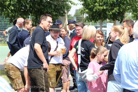 Bild zeigt einige Personen vor dem Festzelt
