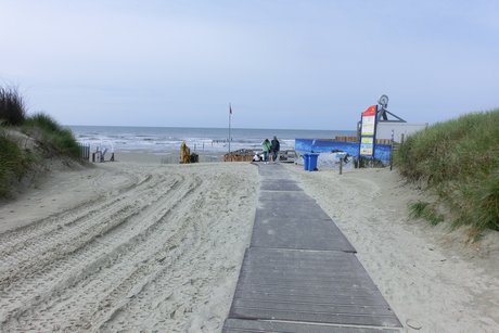 Auf dem Bild: Weg zum Strand beim Leuchturm