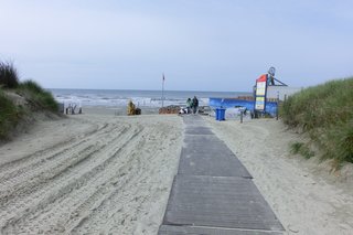 Auf dem Bild: Weg zum Strand beim Leuchturm