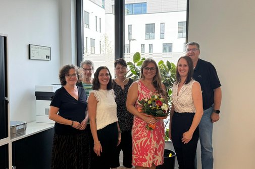 Von links: Helga Gläßer, Angelika Hannig, Sarah Schmidhuber, Sabrina Langer, Julia Rehm, Andrea Knott und Franz Herrmann (Bezirksgeschäftsführer Niederbayern)