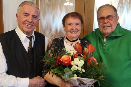 Stefan Moor (links), Erika Moor (Mitte), Walter Wüst (rechts) Ehemann Stefan (links) und der VdK-Kreisvorsitzende, Walter Wüst (rechts) gratulierten Erika Moor (Mitte) zum 80.Geburtstag