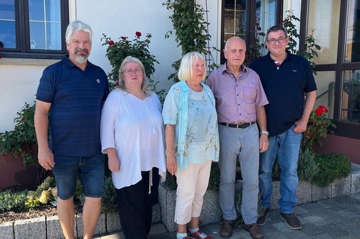 Der neue Vorstand (von links nach rechts) Michael Gr&auml;&szlig;ler, Kassier, Hafenhofen; Chris Hohn Gr&auml;&szlig;ler, Ortsvorsitzende und Schriftf&uuml;hrerin, Hafenhofen; Emma Wiederhut, Beisitzerin; Rolf Steichele, Beisitzer; Hansj&ouml;rg Gla&szlig;, stellvertretender Ortsvorsitzender, Landensberg