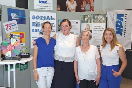 Am Aktionstag konnten sich die Bürgerinnen und Bürger kostenfrei beraten lassen 4 Personen