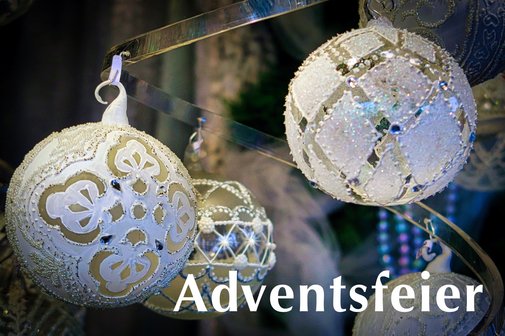 Weihnachtskugeln Weiße Weihnachtskugeln am Band