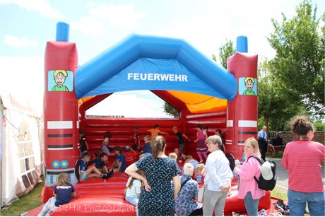 Bild zeigt eine H&uuml;pfburg mit spielenden Kindern