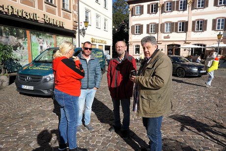 Teilnehmer der Herbstfahrt nach der Ankunft am Marktplatz in Bad Mergentheim