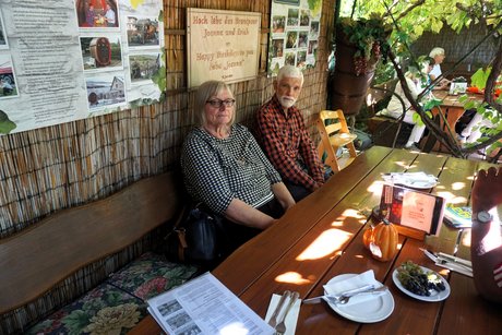 Teilnehmer beim Mittagessen im Landgasthof Taubertal