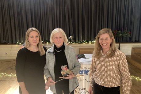Gertrud Koch mit Vorstandsvorsitzender Friederike von Voigts-Rhetz (r.) und Schriftf&uuml;hrerin Sina Grefe (l.) bei der Ehrung f&uuml;r 20-j&auml;hrige Mitgliedschaft.