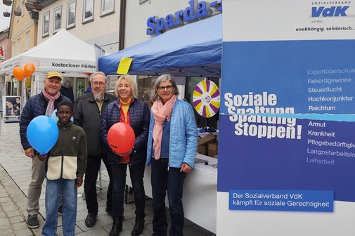 von links nach rechts, sind Wolfgang Dietzel, stellvertr. Vorsitzender, Harald Zeulner, 2. Stellvertreter, Monika Faber, Vorsitzende und Uschi S&uuml;nkel, Vertreterin der J&uuml;ngeren, sowie vorne Richmond eine junger Besucher zu sehen.